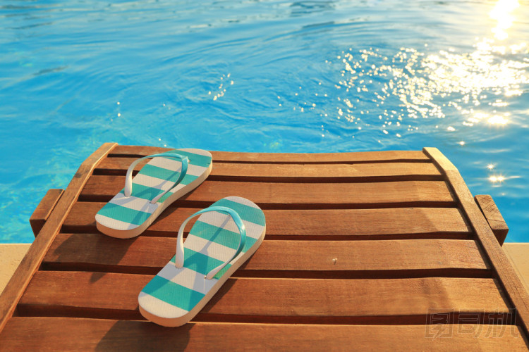 拖鞋上木日光浴浴床和水圖片