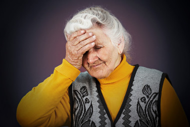 强调老年人的抑郁症的妇女图片