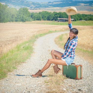與上一次公路旅行的行李箱的巴西美女
