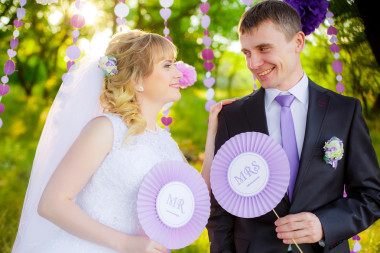 在自然的快樂(lè)新婚夫婦圖片