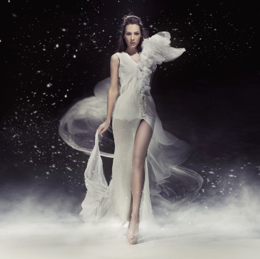 在白色禮服的黑發(fā)美女