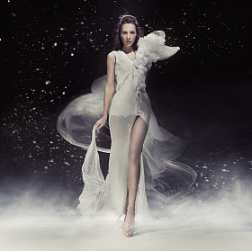 在白色礼服的黑发美女