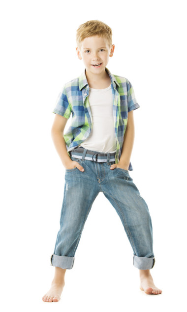 兒童男孩微笑著時(shí)裝工作室肖像，手在口袋里。孤立的白色背景