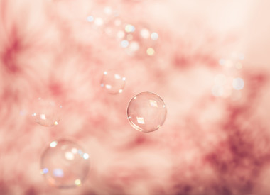 粉紅色的背景上的泡沫