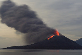 晚上的火山喷发图片