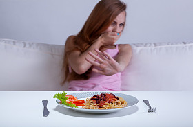 节食的女孩不能吃晚餐照片
