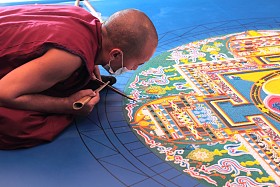 构建从彩色沙子曼荼罗的藏族僧侣