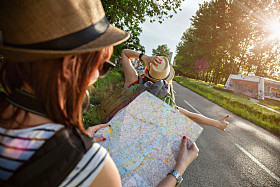 在公路上搭便车的旅游女孩图片