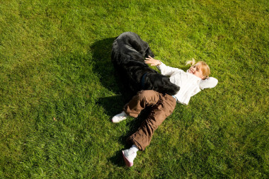 小女孩与她的狗休息