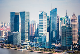 现代建筑在上海金融区图片