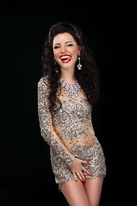 狐狸精。滑稽的女人开玩笑，舔她的嘴唇。有趣的微笑