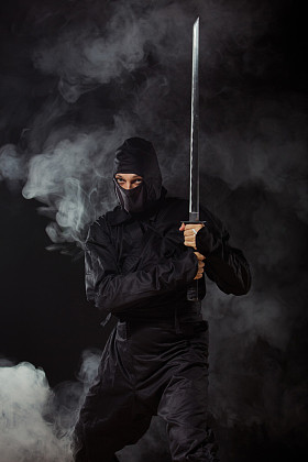 忍者与烟气中的剑