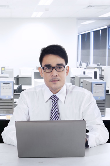 辦公室的年輕亞洲商人圖片