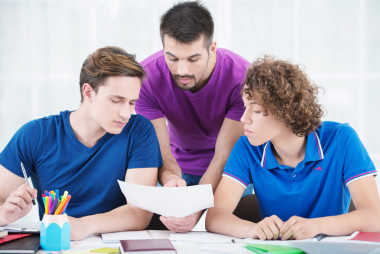 學(xué)習(xí)新的信息，在教室里的學(xué)生