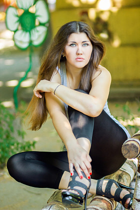 棕色长发对大自然美丽的年轻女人的肖像