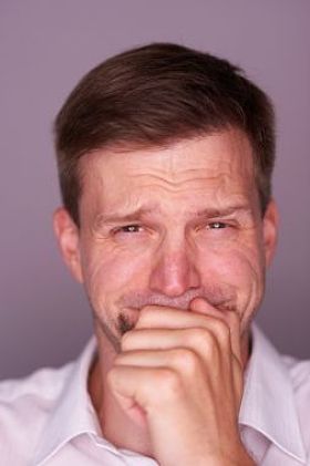 男人哭了照片