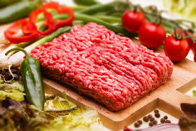 蔬菜在木板上的原始肉末