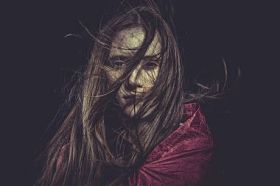 年轻的女孩，头发飞扬图片