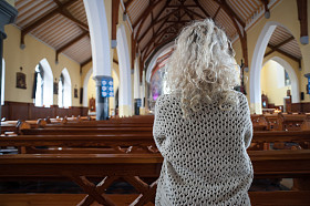 在教堂里祈祷从背后的女人图片