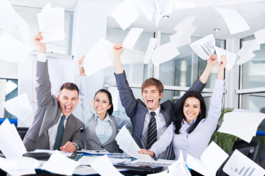 興奮快樂的商務(wù)人士