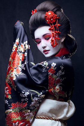 年轻漂亮的和服的艺妓图片