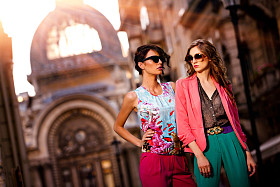 户外时尚街头的年轻女性图片