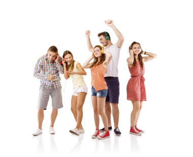 一群人聽音樂圖片