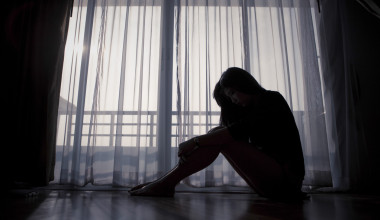 悲傷的女人，獨(dú)自一人坐