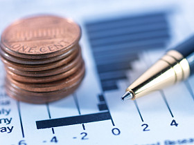 金融概念。计算器和笔