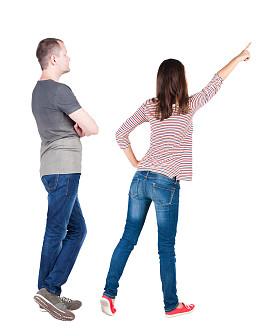 对年轻的夫妇遥望