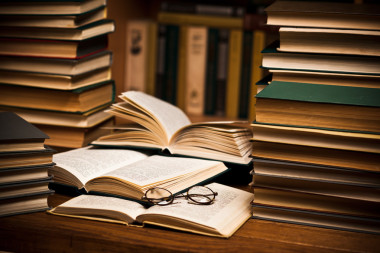 已打开的书，躺在书架上