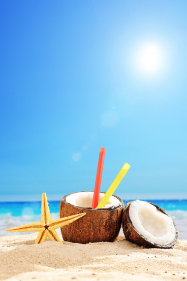 椰子鸡尾酒在沙滩上