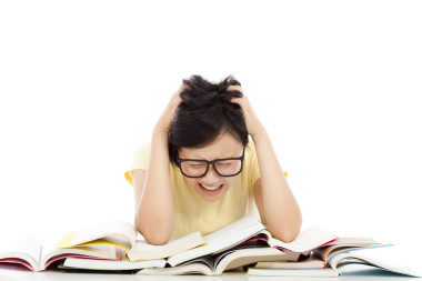 咆哮著，太累了學(xué)生女孩用很多的書(shū) 