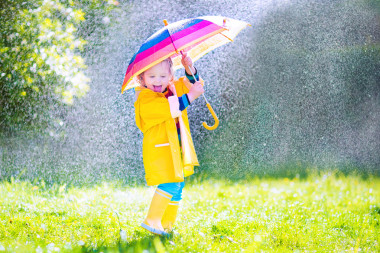 雨傘在雨中玩搞笑蹣跚學步圖片
