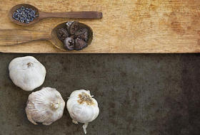 木制的勺子物种与大蒜图片