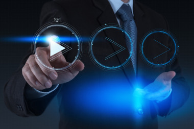 手按播放按鈕標志啟動或啟動項目因為騙人