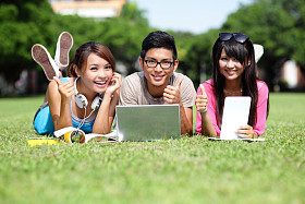 快乐的大学生使用计算机图片