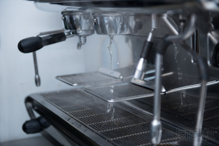 咖啡師和咖啡機(jī)