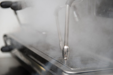 咖啡師和咖啡機照片