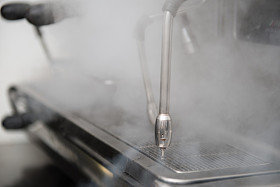 咖啡师和咖啡机照片