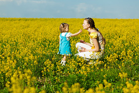 母亲与婴儿在字段上图片