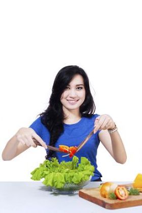 漂亮的女人准备沙拉 1图片
