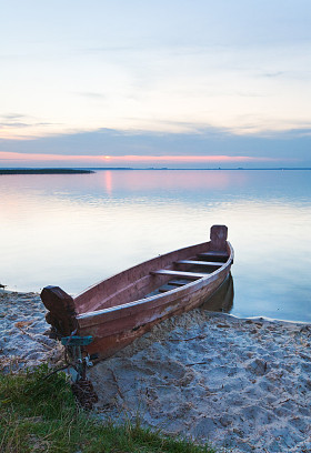 夕阳与夏天湖岸附近的小船