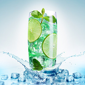 孤立在白色的新鲜鸡尾酒