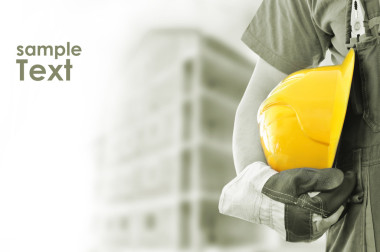 與背景中的模糊建筑工人