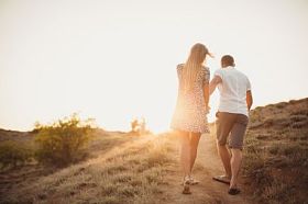 爱、 有魅力的男人和女人对年轻夫妇