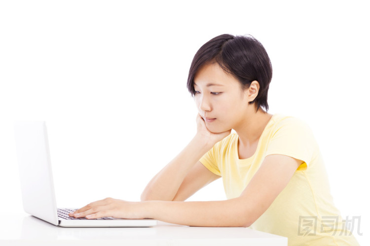 疲憊的女子，在一臺筆記本電腦，在白色背景上孤立