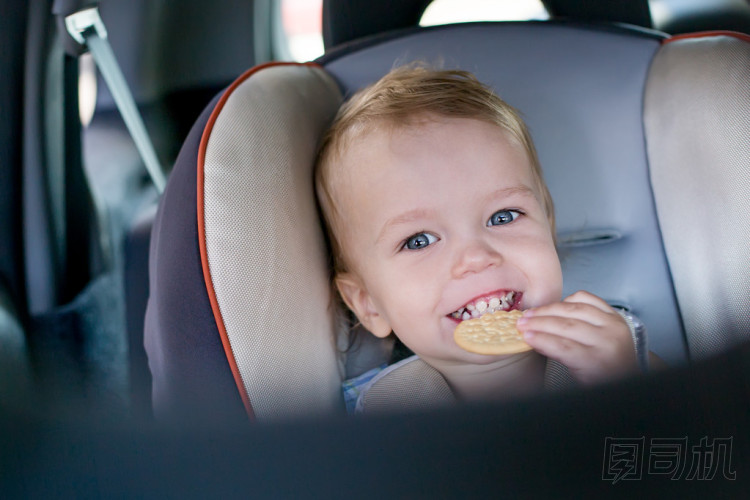 快樂的幼兒男孩在車