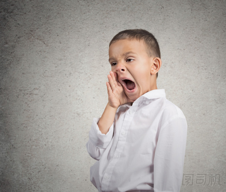 肖像疲倦的小孩打呵欠