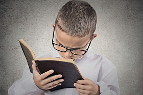 Nino Tiene Dificultades para Leer Texto, problemas de vision The boy has trouble reading text, vision problems